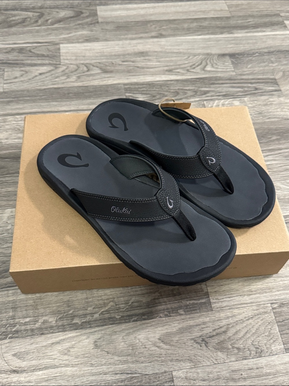 NWT OluKai Ohana flip flops men’s sz 11